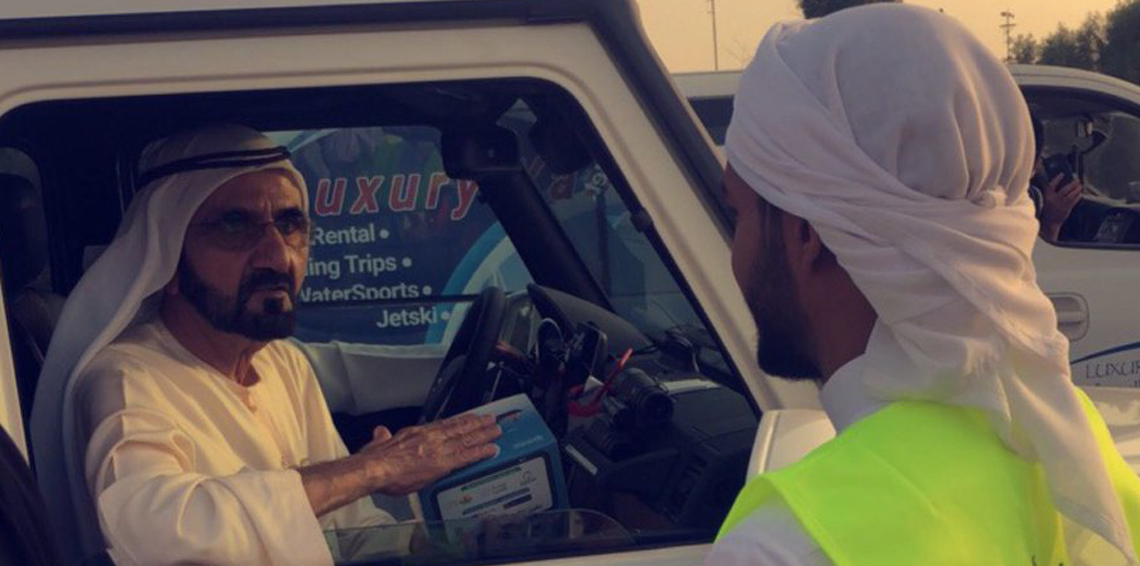 فيديو الشيخ محمد بن راشد يفاجئ متطوعين لتوزيع وجبات الإفطار قبيل المغرب