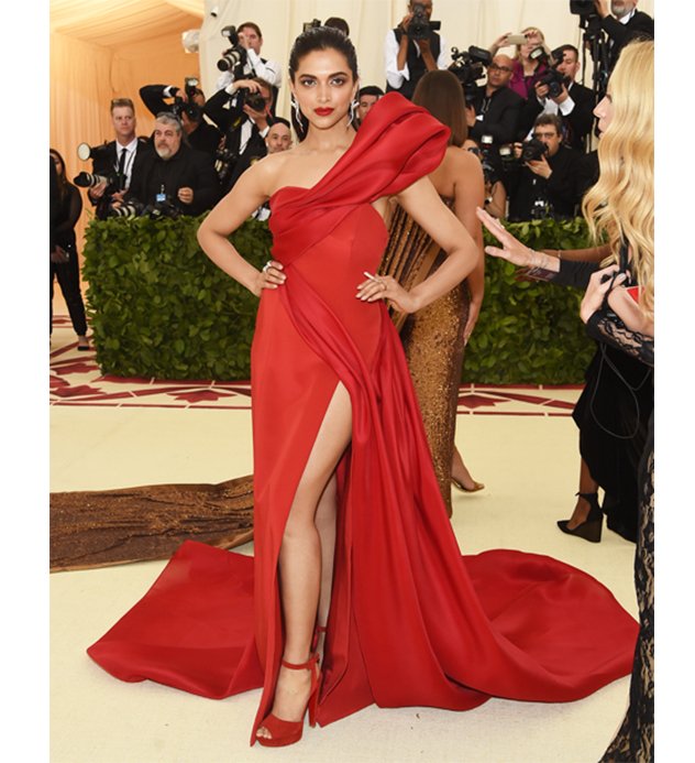 Deepika-Padukone-بفستان-من-Prabal-Gurung
