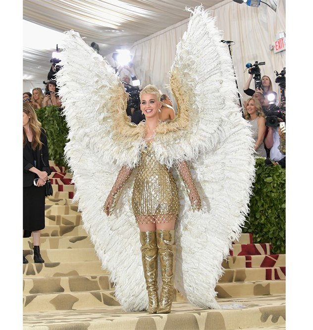 Katy-Perry-في-فستان-من-Versace