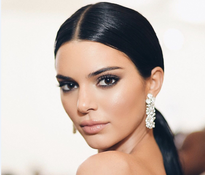 Kendall Jenner looked glamorous in pieces from the new Tiffany Paper Flowers™ collection at the 2018 Met Gala.