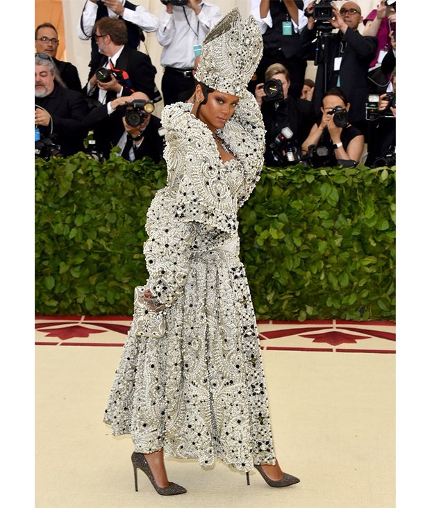 Rihanna-بفستان-من-Maison Margiela-ومجوهرات-من-Cartier