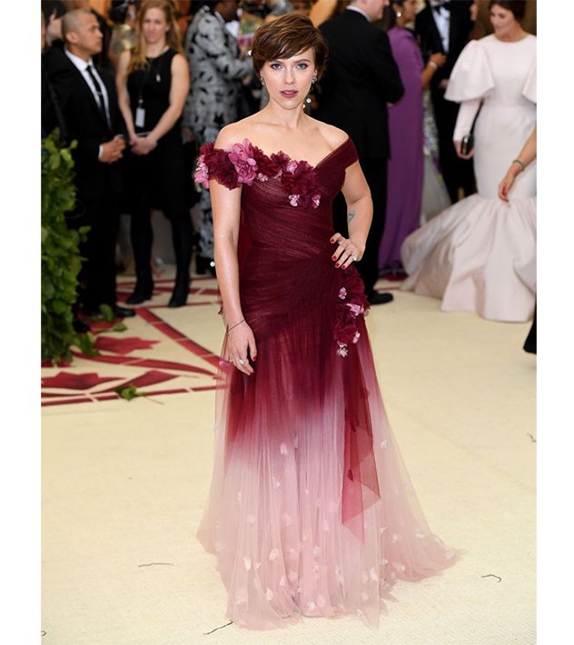 Scarlett-Johansson-بفستان-من-Marchesa