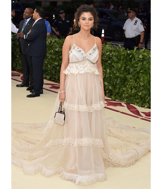 Selena-Gomez-في-فستان-من-Coach