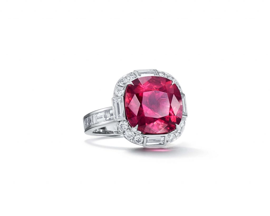 TIFFANY & CO. RING IN PLATINUM WITH A RUBELLITE OF APPROXIMATELY SEVEN CARATS AND DIAMONDS