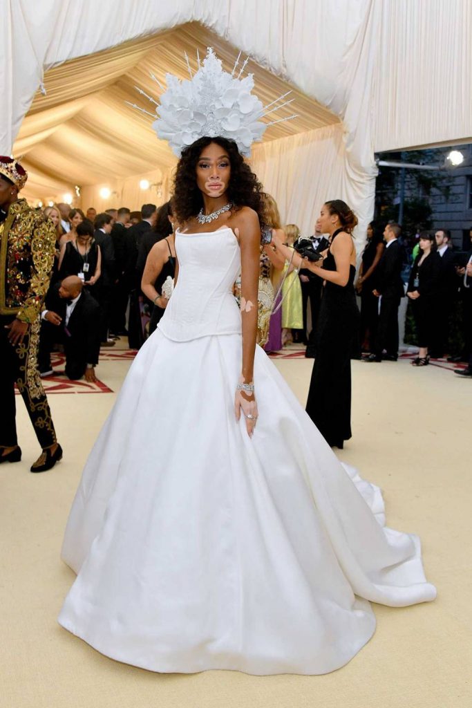 Winnie-Harlow-في-فستان-من-Tommy-Hilffiger