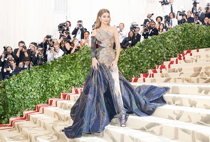 اطلالة-جيجي-حديد-Gigi-Hadid-من-فيرساتشي