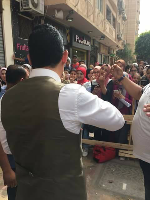 التجمهر-حول-ظافر-يؤدي-الى-توقف-التصوير