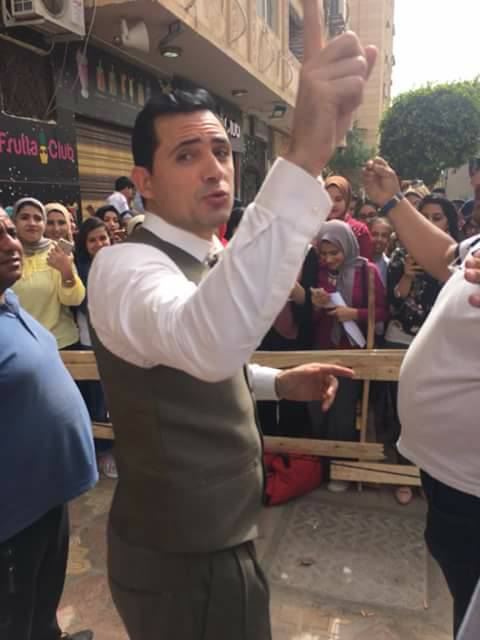 التفاف-الفتيات-حول-ظافر-في-بورسعيد