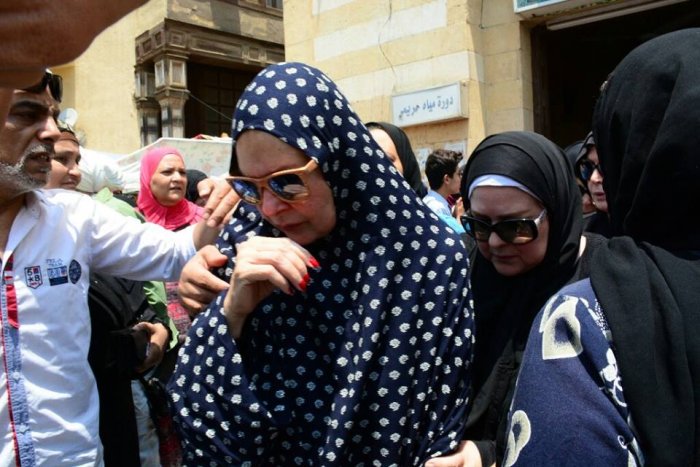 انهيار -يسرا-اثناء-تشييع-الجنازة