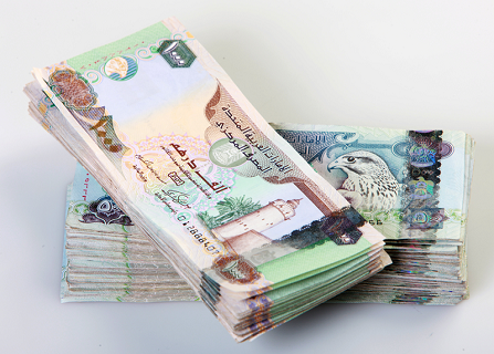 عاشق ولهان يسرق ليهدي خطيبته مبلغا كبيرا من المال