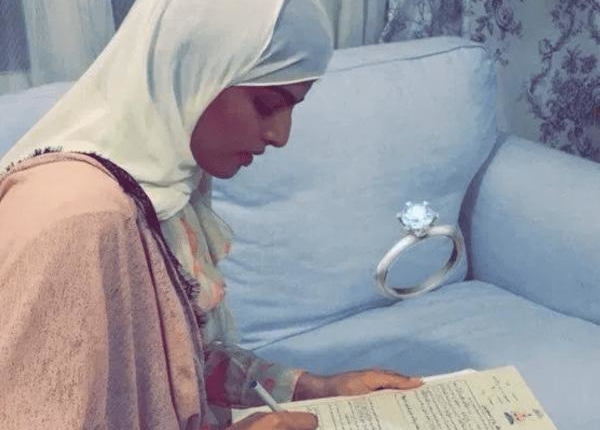 سارة-اثناء-التوقيع-على-عقد-قرانها