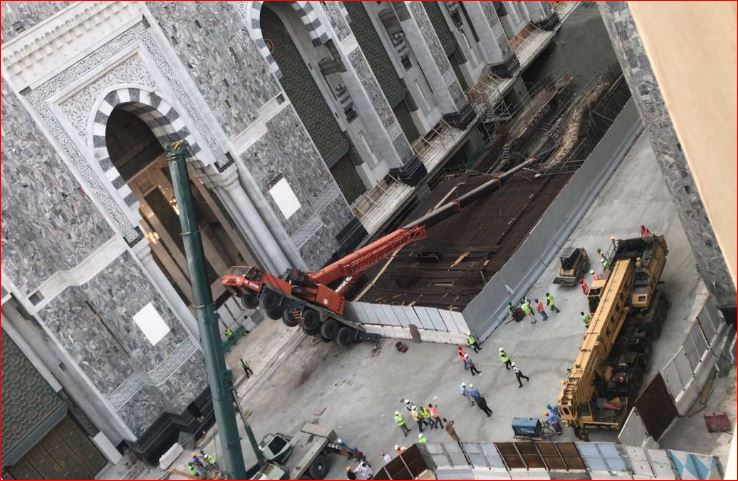 بالصور سقوط رافعة داخل المسجد الحرام في مكة المكرمة