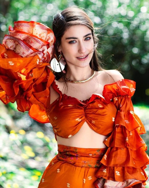 هازال-التركية-باطلالة-برتقالية-مشرقة