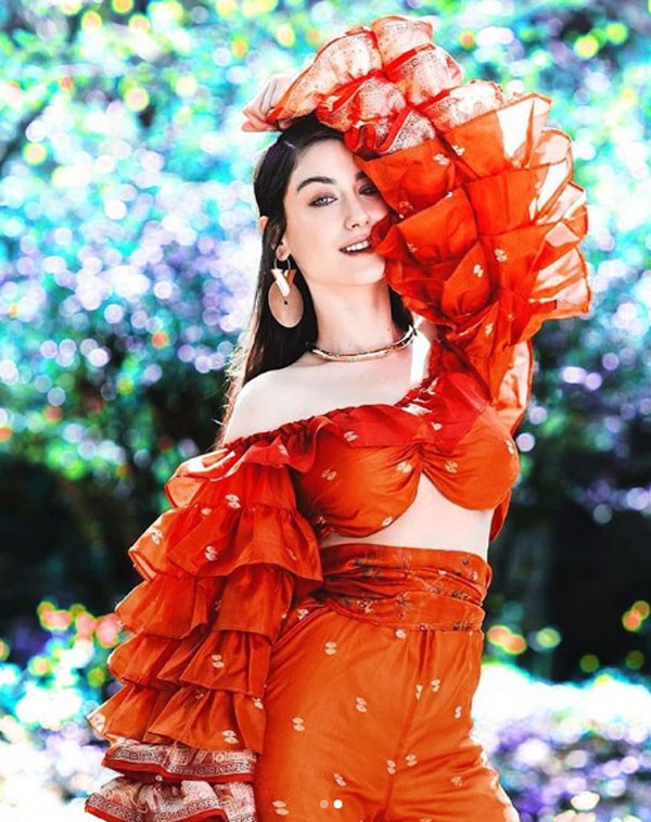 هازال-تخطف-الانظار-باطلالتها