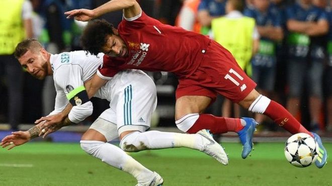 محمد صلاح يعود إلى القاهرة وينفي مفاوضات برشلونة