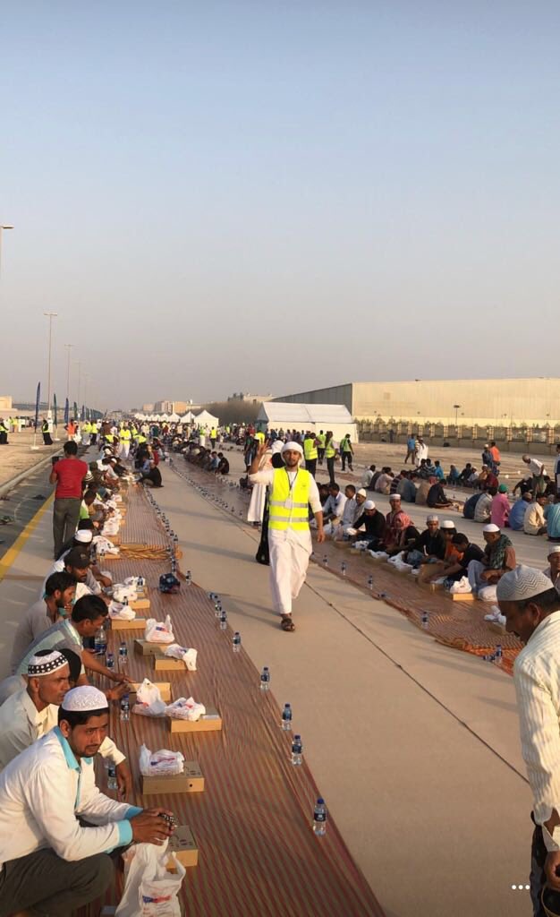 شرطة دبي تنظم أكبر مائدة إفطار في العالم وتدخل موسوعة جينيس