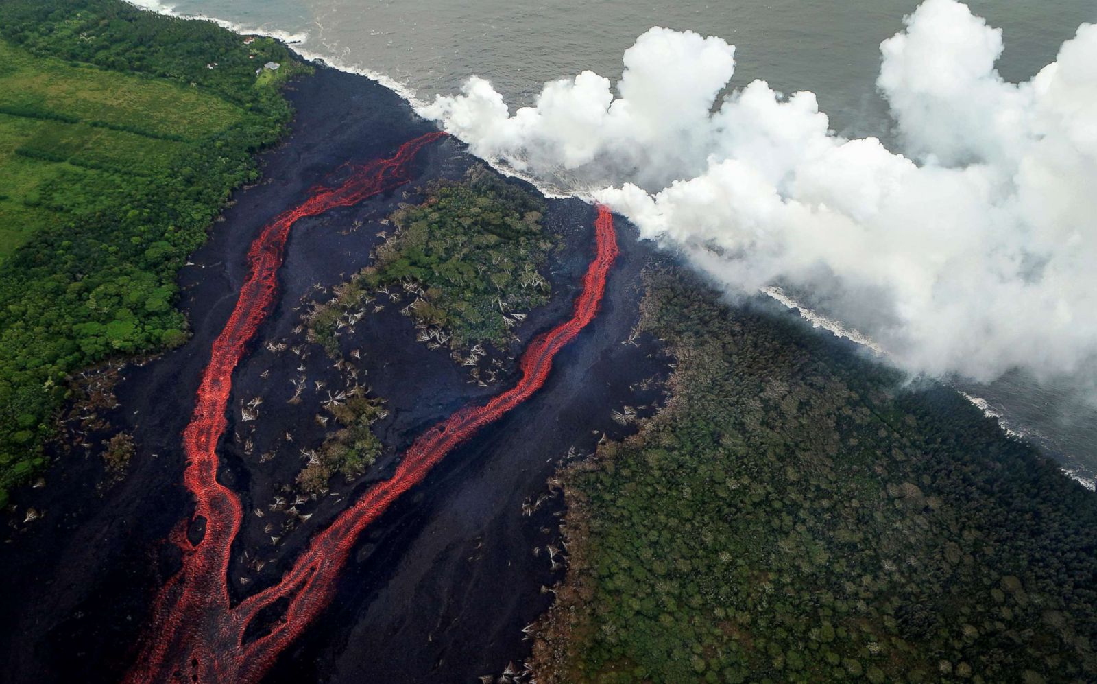 حمم بركان كيلاويا في هاواي
