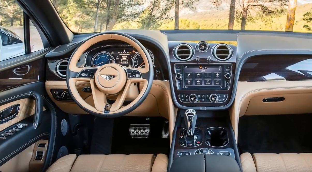 مقصورة سيارة بنتلي الداخلية