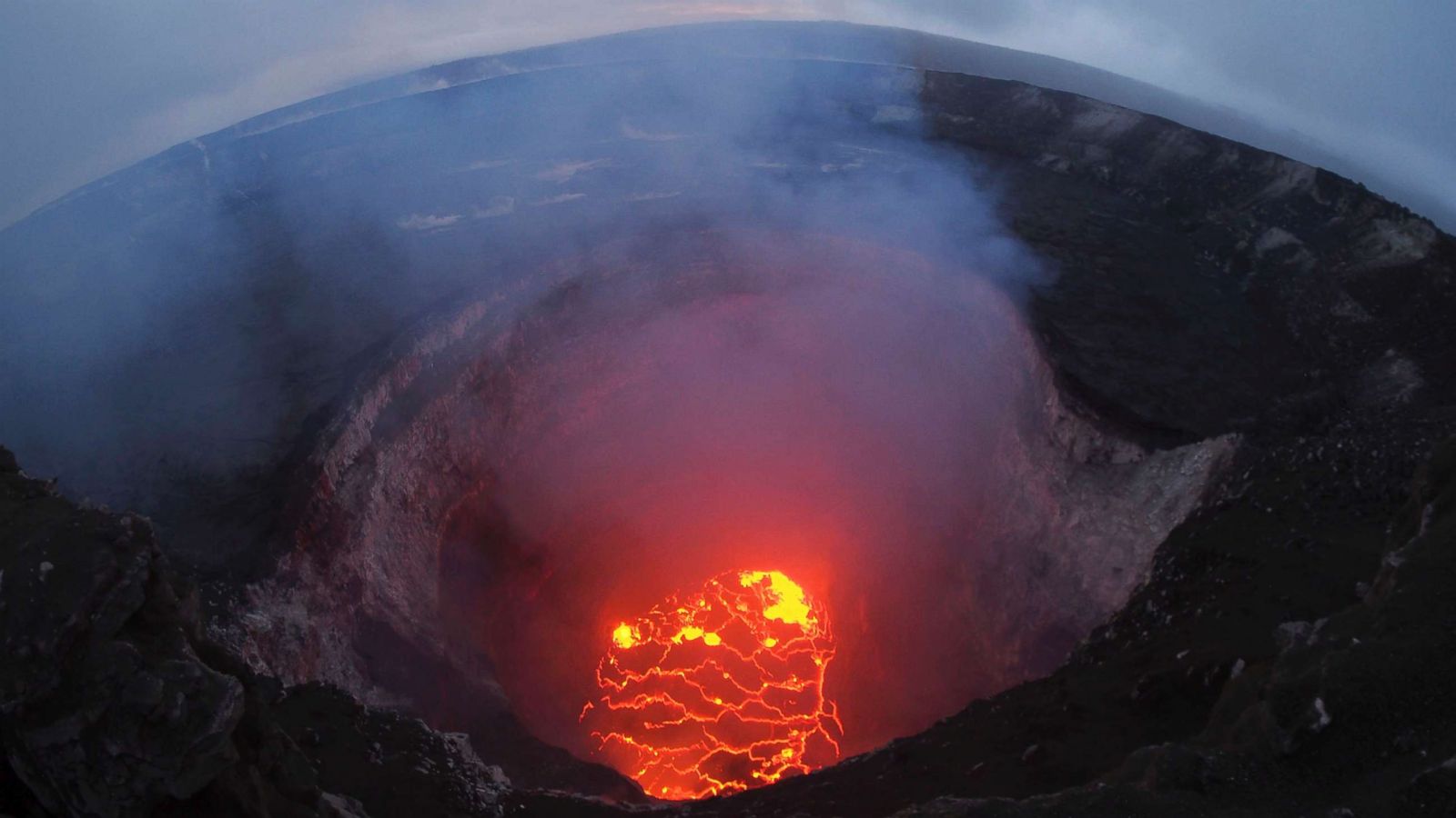 حمم بركان كيلاويا في هاواي