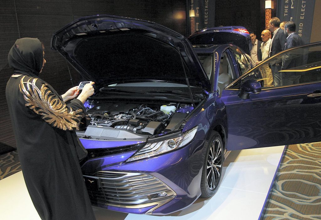 بدء بيع سيارة تويوتا كامري الكهربائية في الإمارات