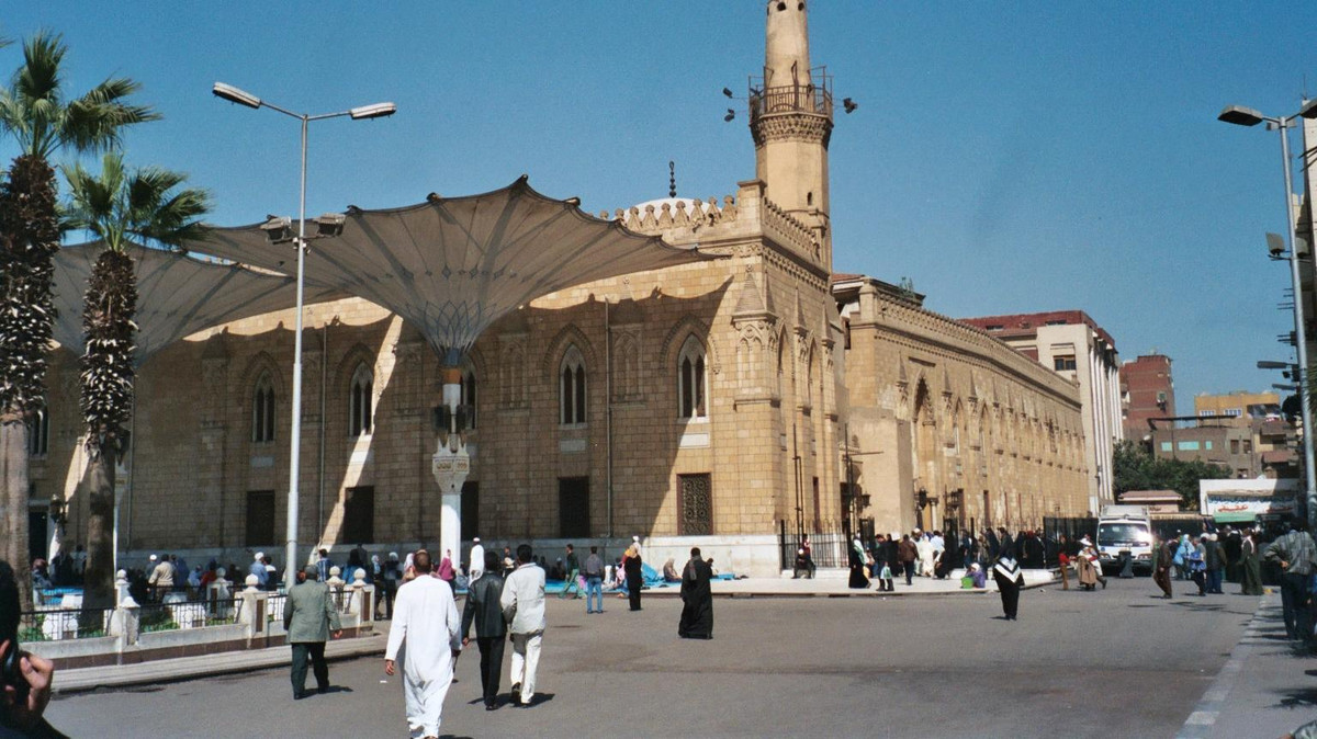 هل رفع الأذان الشيعي في مسجد الحسين في القاهرة ؟!