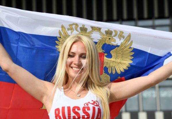 من يكسب في منافسة الجميلات في كأس العالم