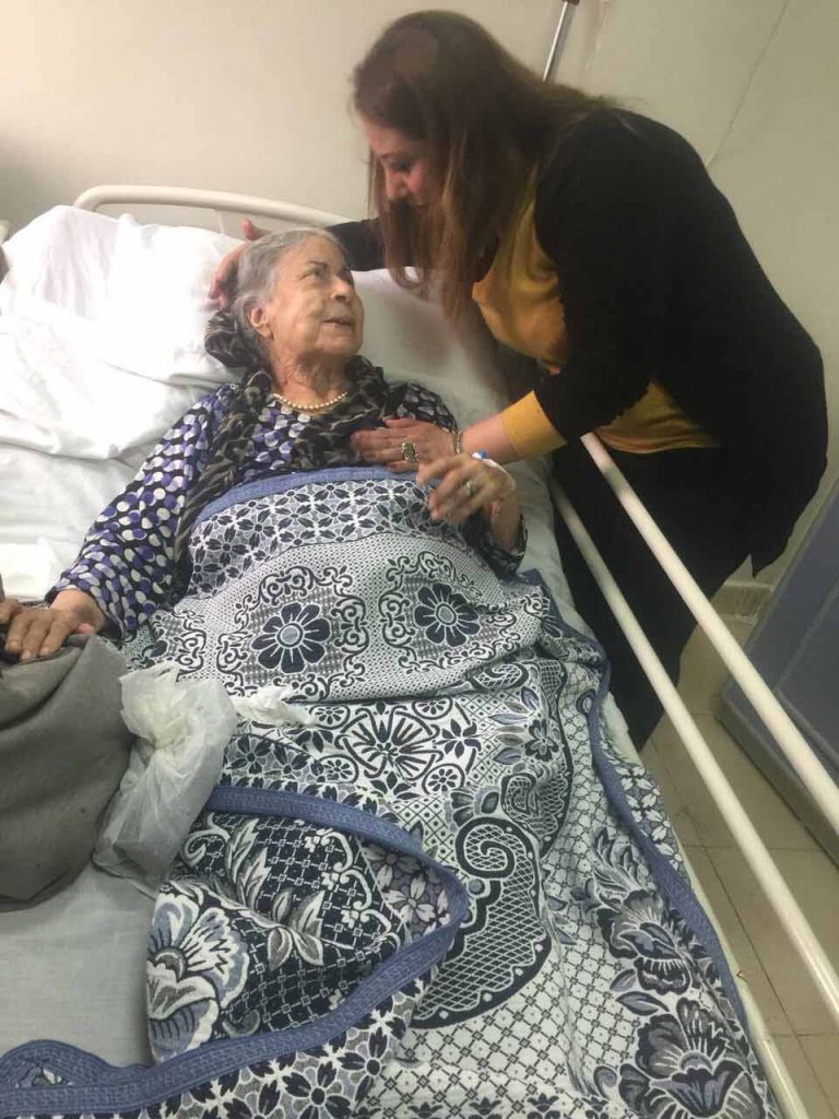 الفنانة-تتلقى-العديد-من-الزيارات