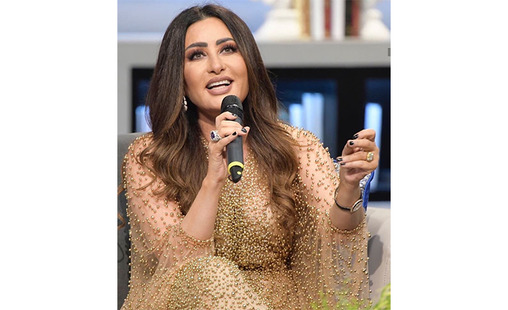 الفنانة-تغني-في-مجموعة-انسان