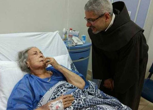 الفنانة-مع-الزائرين-بالمستشفى