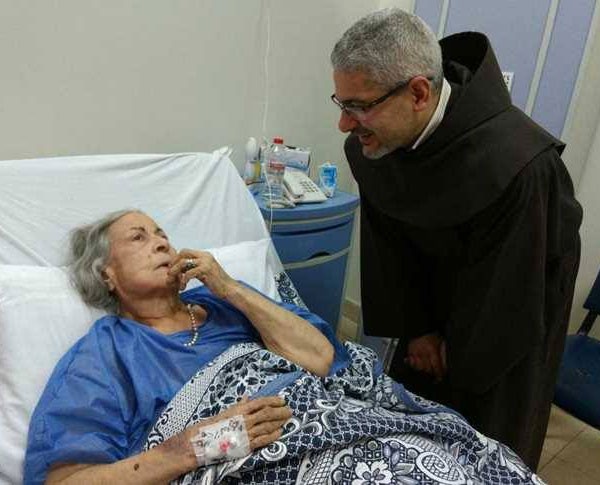 الفنانة-مع-الزائرين-بالمستشفى