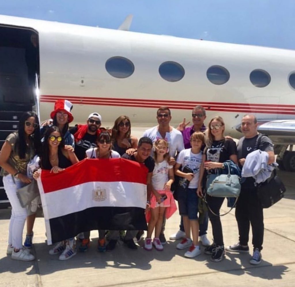 الهضبة-مع-الشربيني-يشجعان-المنتخب-المصري