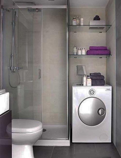 حمام-صغير-مع-بانيو-ارضي-وباب-شفاف