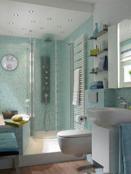 حمام-صغير-مع-حوض-طبقي-وباب-شفاف