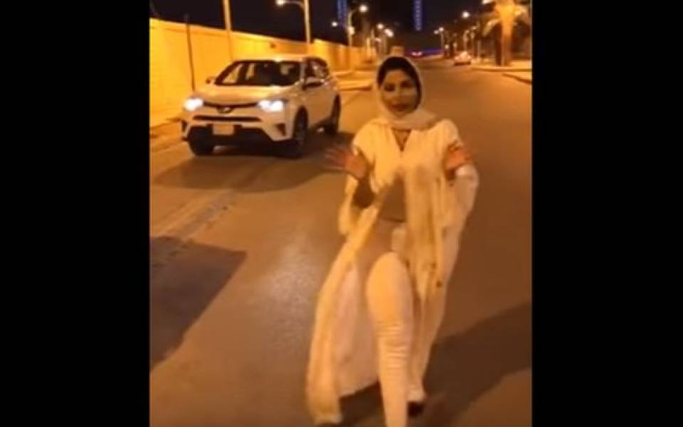شيرين اثناء تغطية قرار السماح للمرأة بقيادة السيارة بالسعودية