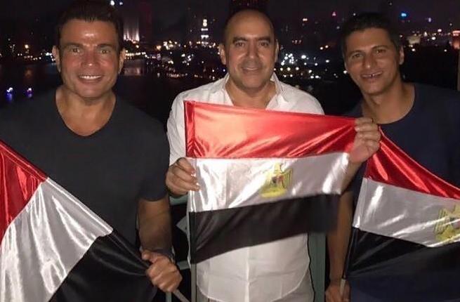 عمرو-دياب-أثناء-متابعة-مباراة-مصر