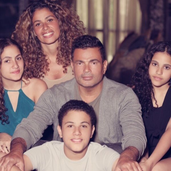 عمرو-مع-زوجته-وأبنائه