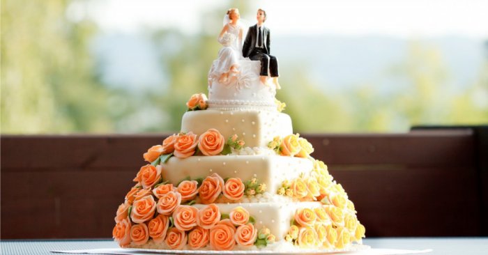 كيكة-زفاف-ابيض-وبرتقالي