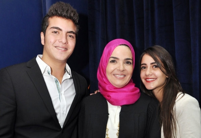 منى-مع-ابنائها-ريم-وكريم