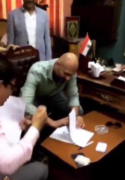 وليد-يوقع-على-عقد-الزواج