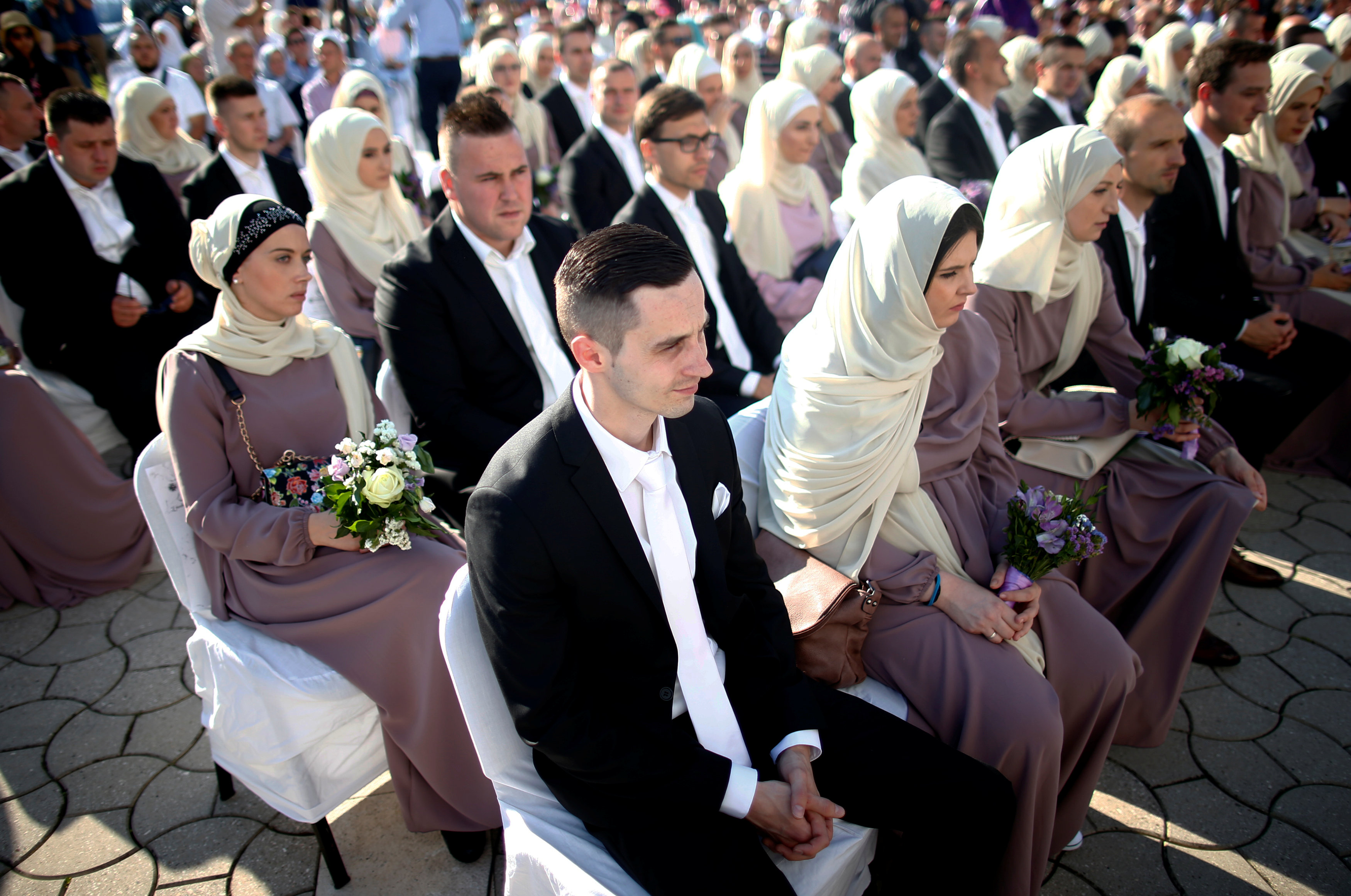 حفل زفاف جماعي لـ 120 عريس وعروسة في البوسنة