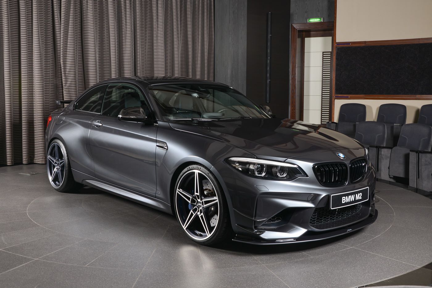 بالصور BMW M2 تصل الإمارات