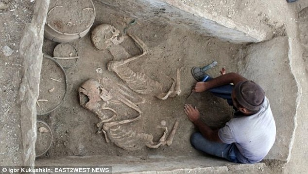بالصور العثور على رفات أقدم حبيبين في التاريخ دفنا قبل 5 آلاف عام