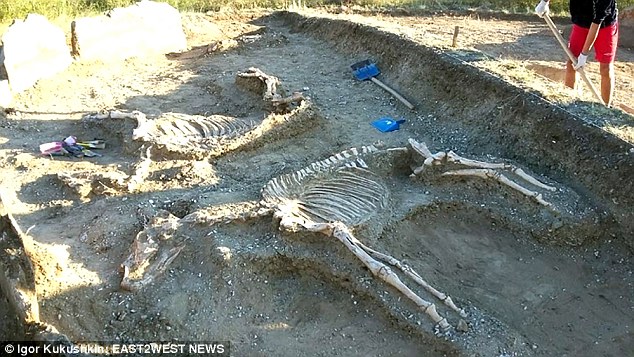 بالصور العثور على رفات أقدم حبيبين في التاريخ دفنا قبل 5 آلاف عام
