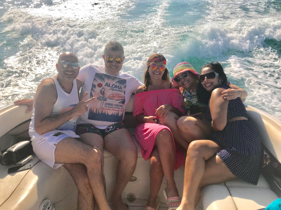 منة فضالي واصدقائها