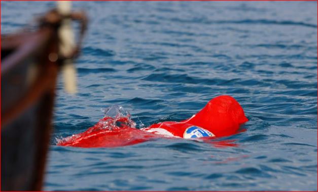 عجوز يسبح 3 ساعات وهو مكبل اليدين والقدمين داخل كيس