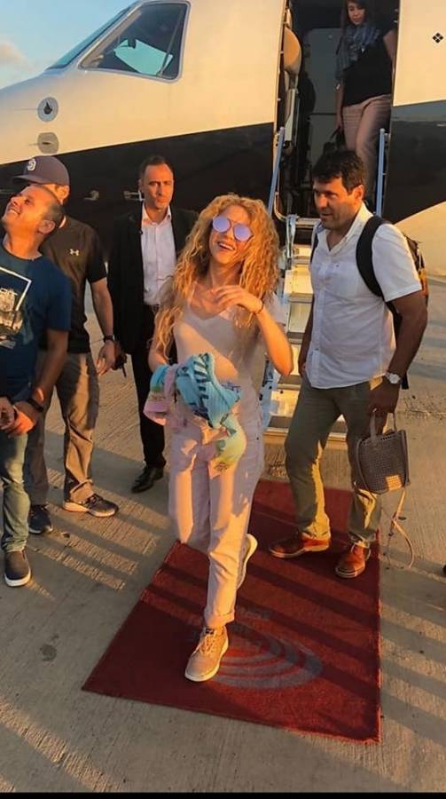 شاكيرا-تزور-مسقط-رأسها