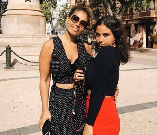 جنى عمرو دياب مع والدتها