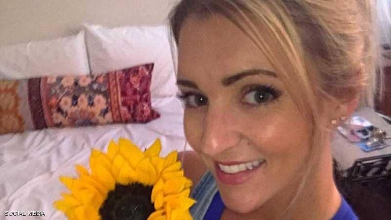 امرأة تحاول إغواء شرطي حتى لا تدخل السجن