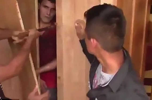 زوج يحبس عشيق زوجته في خزانة الملابس حتى وصول الشرطة