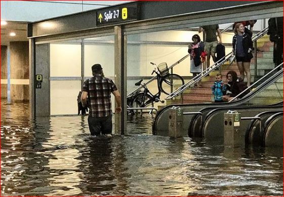 محطة مترو بالسويد تتحول إلى بركة للسباحة بفعل المطر